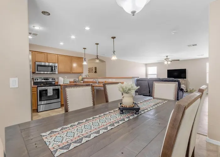 Pet-friendly 4br Heated Pool Yard Holiday home